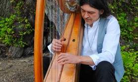 Christophe GUILLEMOT joue sur les harpes qu'il a fabriqué
