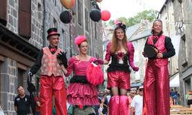 Les Frères du Mystère Déambulation - Pink Cabaret ( échassiers, musicien, jongleur, marionnette… )
